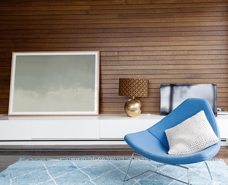 Wood panelling as a wall covering can be a modern accent to any living room. 